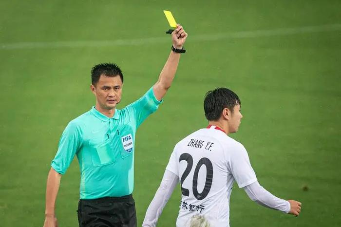 关于开云体育:中超联赛裁判委员会：回应争议判罚，加强裁判管理的信息