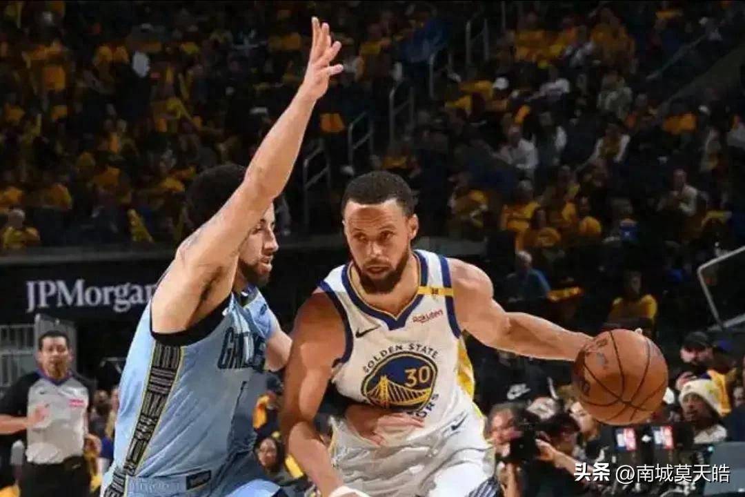 包含开云体育：勇士队训练营：沙里奇展现传球技巧，争夺轮换位置的词条